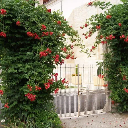 Chateau La Gentilhommiere Du Puits Notre-dame 30 Rue De L'eglise 24110 Leon Sur L'isle Bed & Breakfast 3*
