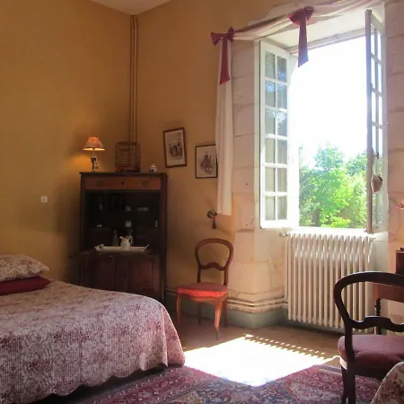 Chateau La Gentilhommiere Du Puits Notre-dame 30 Rue De L'eglise 24110 Leon Sur L'isle Bed & Breakfast